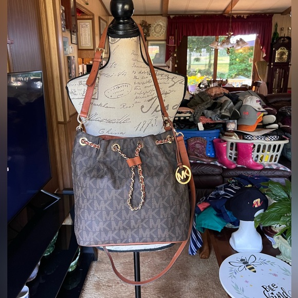 MICHAEL KORS Frankie Drawstring Cross-Body Bag Brown with Gold Hardware. - Picture 17 of 17